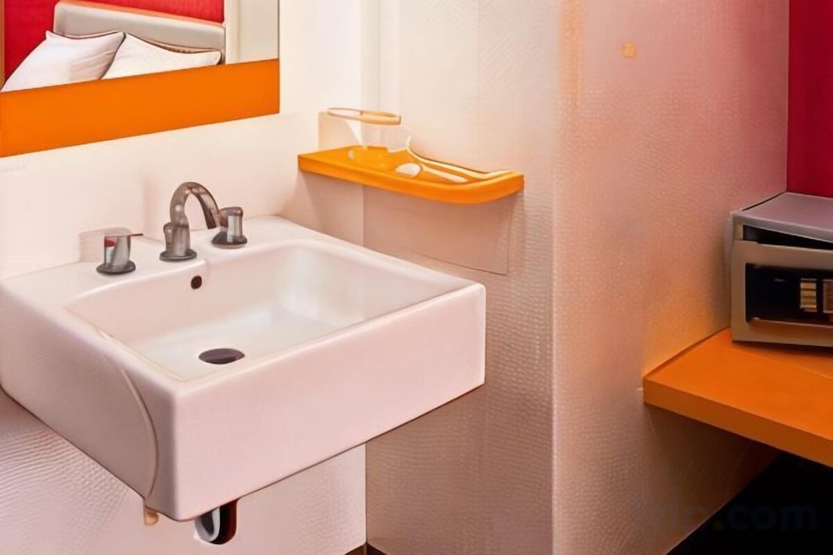 Baño | Cabezal de ducha tipo lluvia, zapatillas y toallas