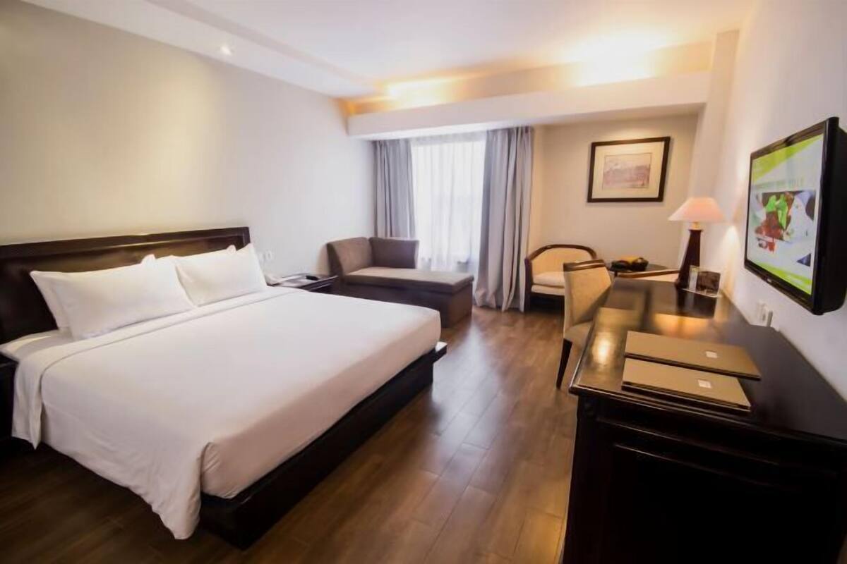 In-room safe, soundproofing, free WiFi, bed sheets