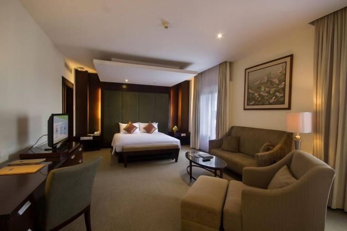 In-room safe, soundproofing, free WiFi, bed sheets