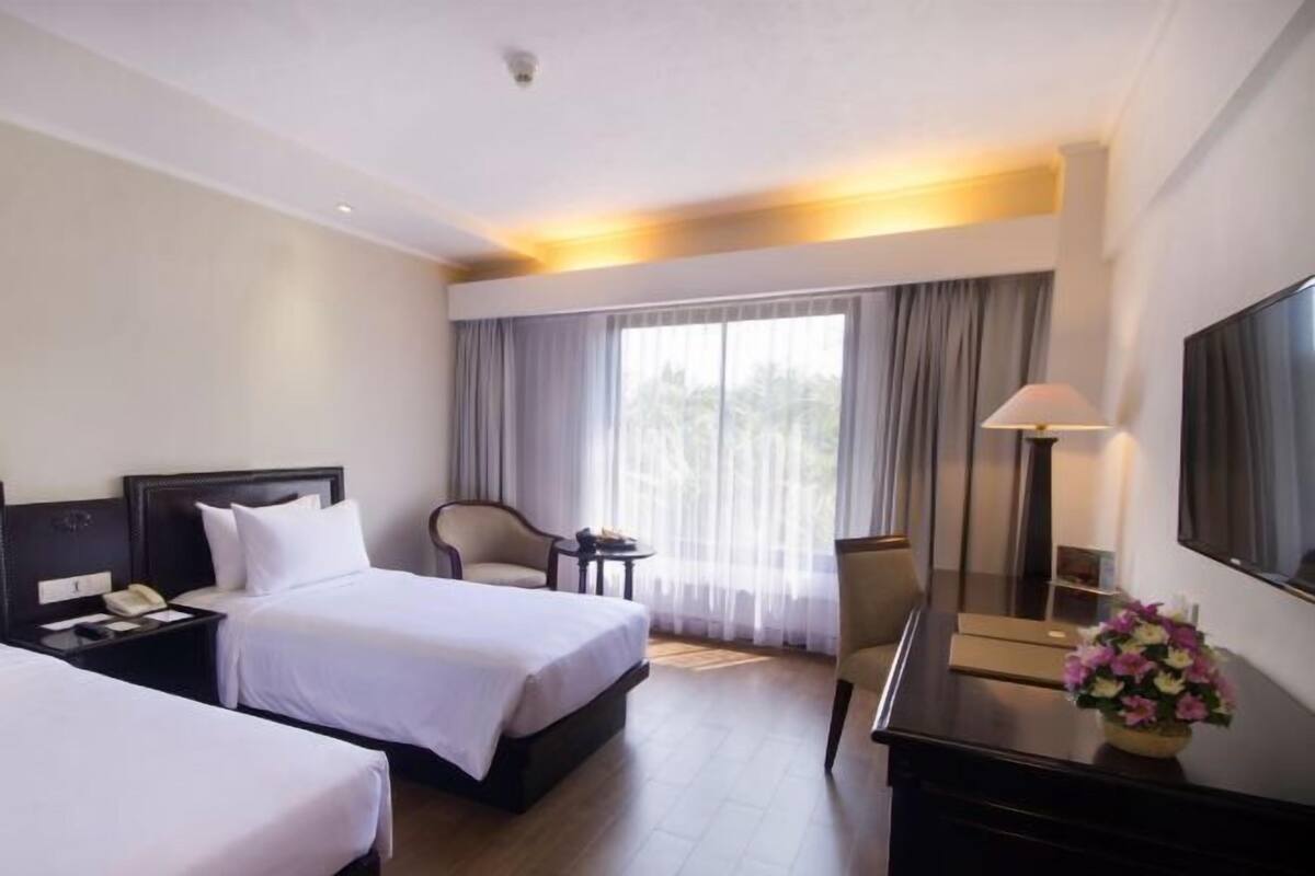 In-room safe, soundproofing, free WiFi, bed sheets