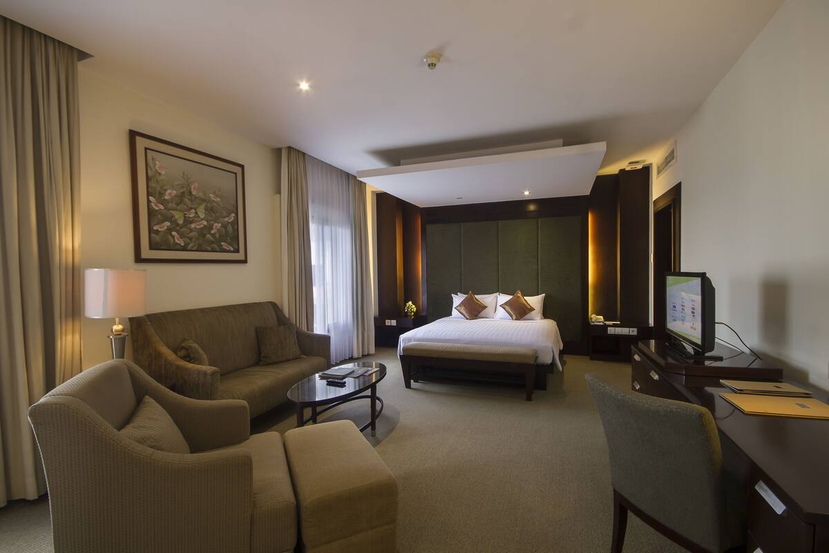 deluxe suite room, 1 king bed | in-room safe, soundproofing, free wifi, bed sheets