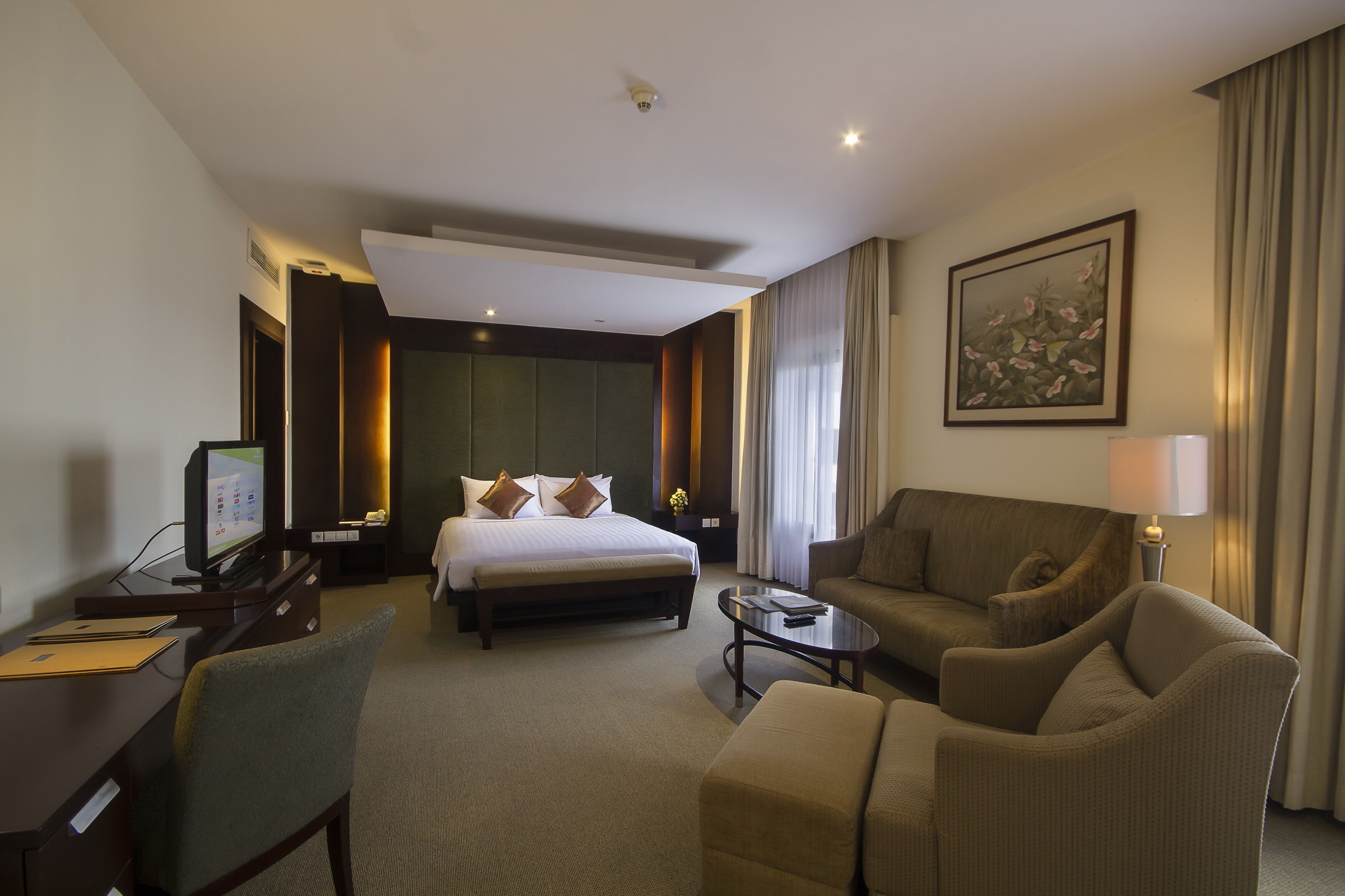 deluxe suite room, 1 king bed | in-room safe, soundproofing, free wifi, bed sheets