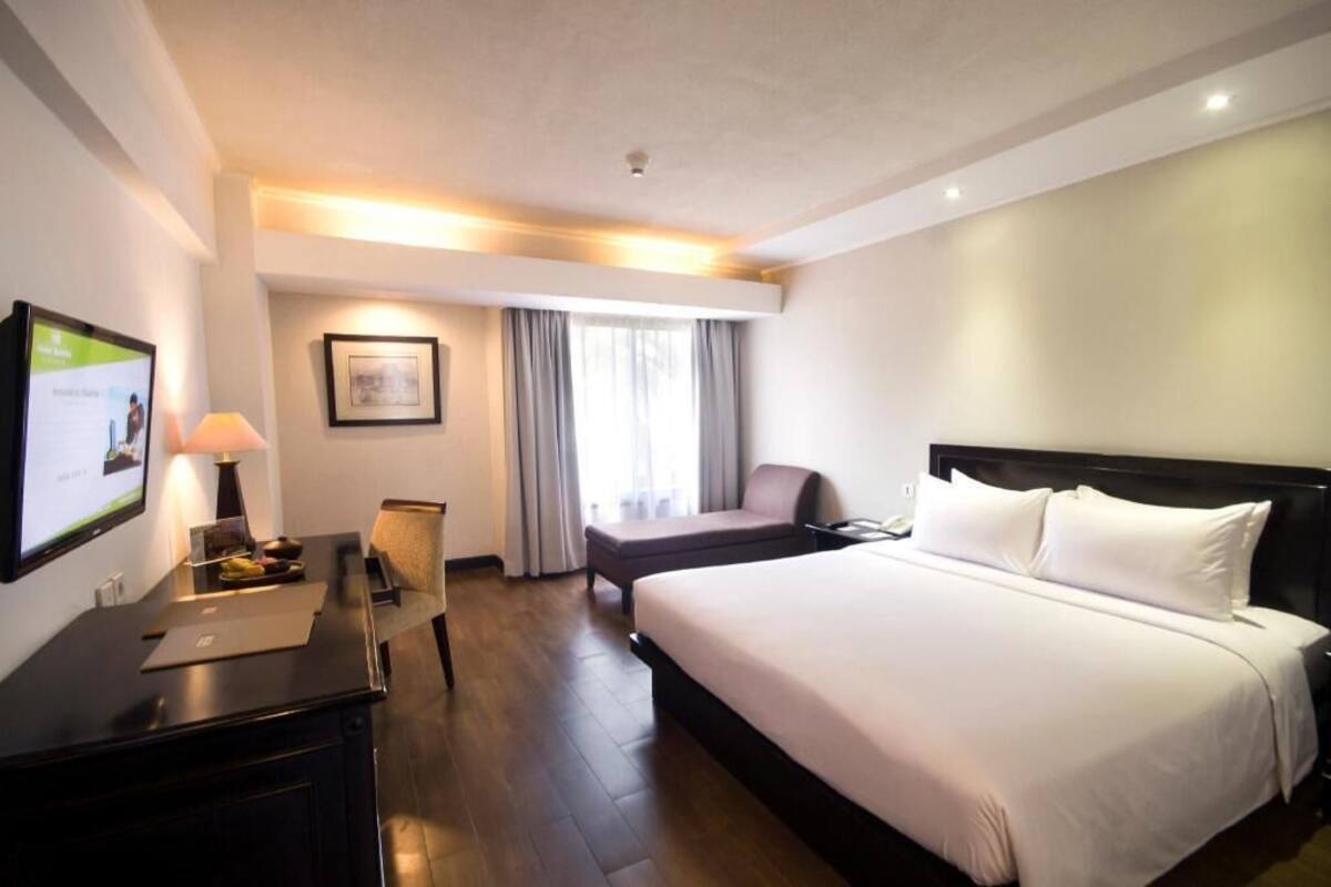 In-room safe, soundproofing, free WiFi, bed sheets