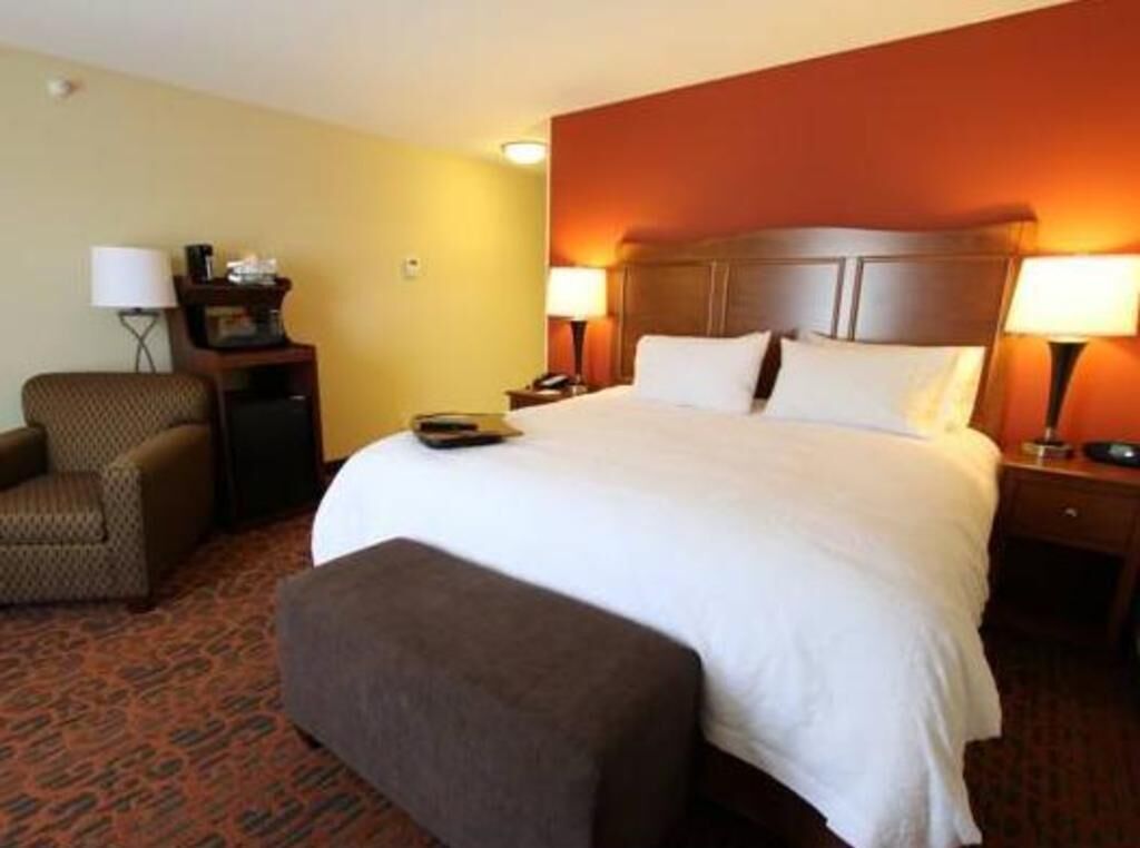 Caixa forta a l'habitació, escriptori i cortines opaques 