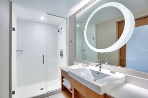 Bañera con ducha, artículos de tocador gratuitos, secador de pelo