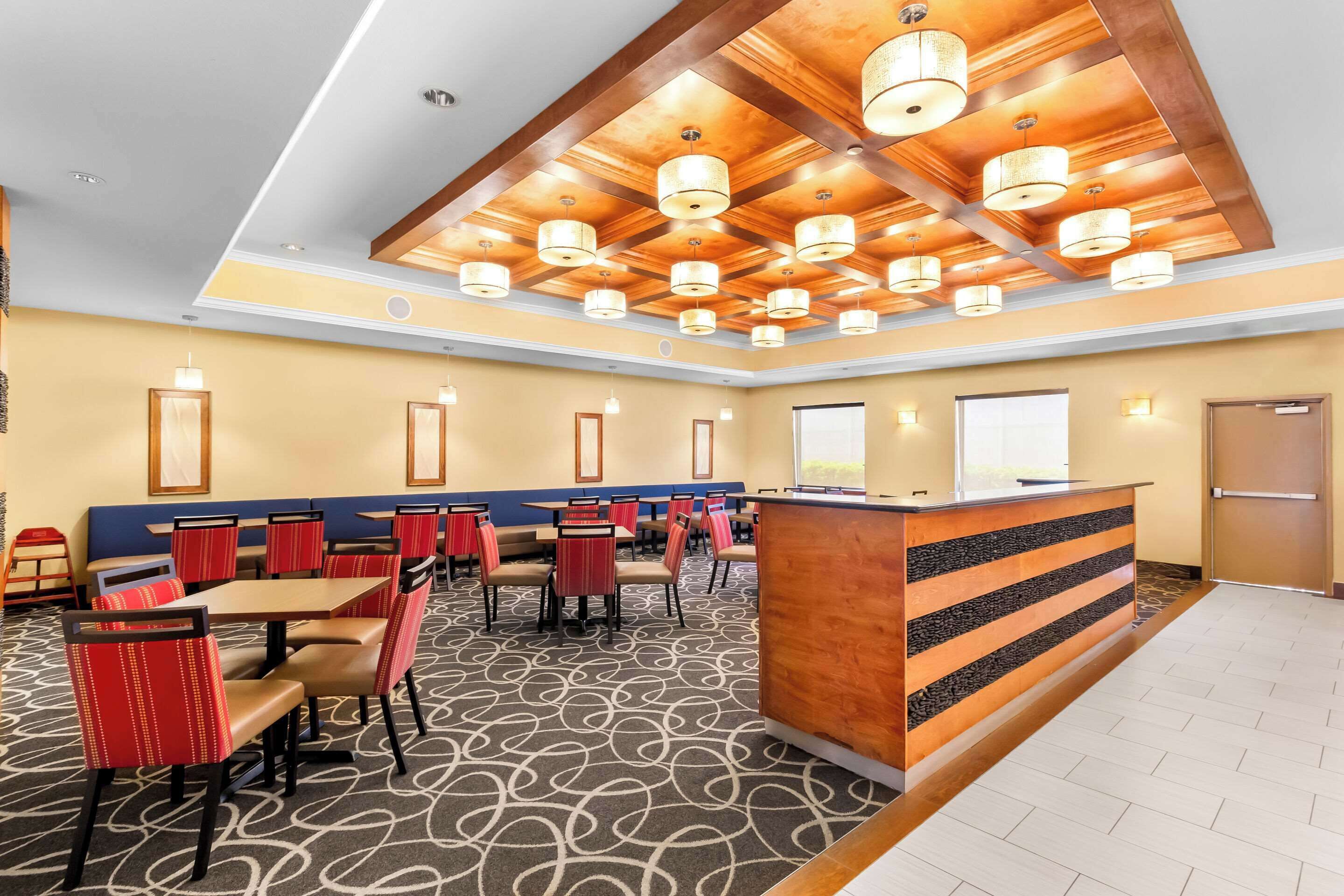 朝食 (ビュッフェ)、毎日提供 (無料)