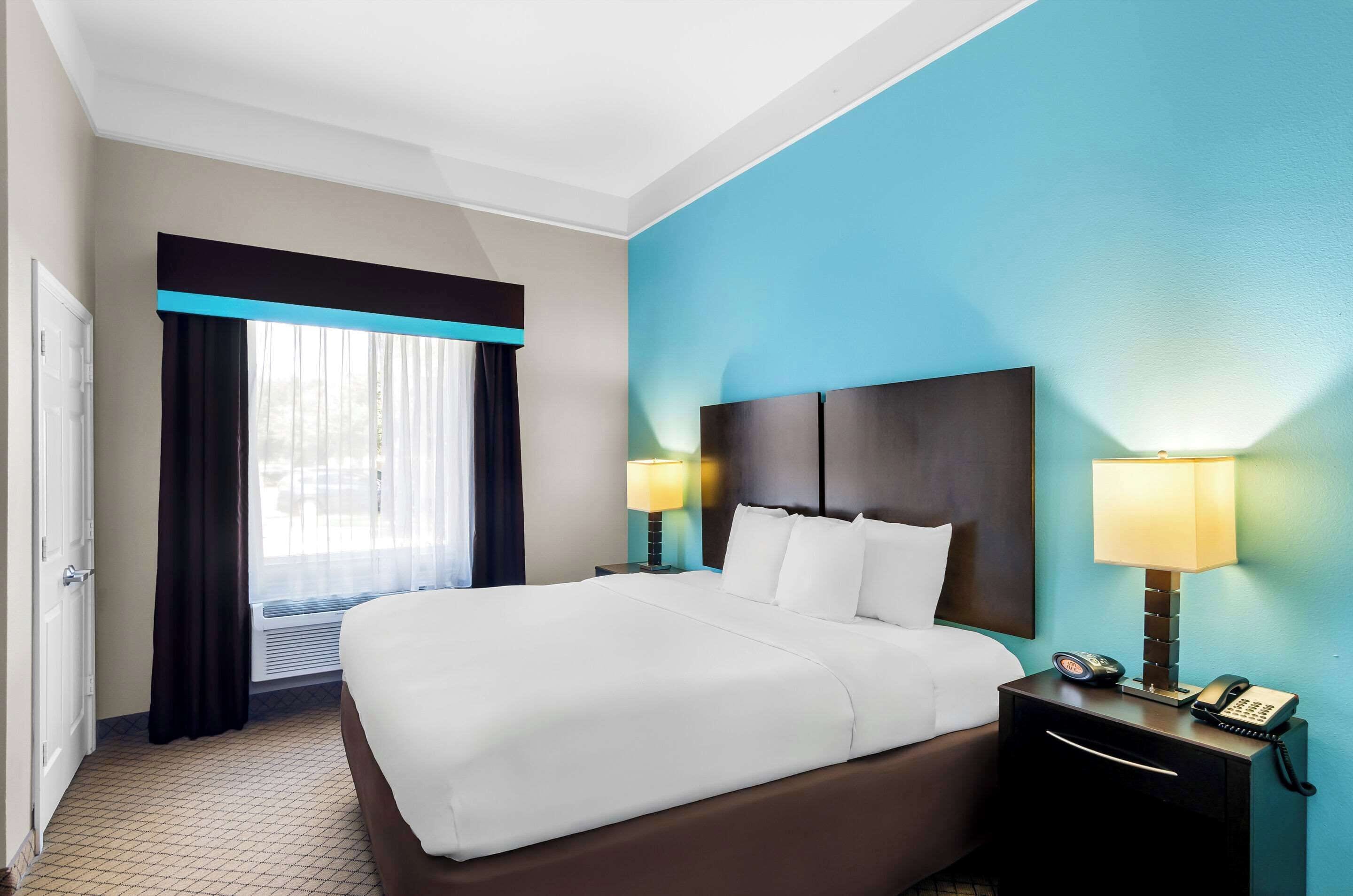 スイート キングベッド 1 台ソファーベッド付き 禁煙 | 高級寝具、デスク、ノートパソコン用作業スペース、アイロン / アイロン台