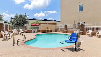 Kolam renang outdoor, dengan kursi berjemur