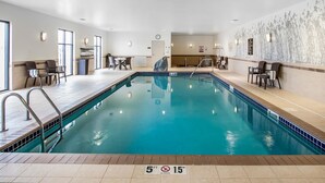 Ein Hallenbad mit einer gefliesten Kante, einer Tiefenmarkierung von 1,50 Metern und einem Schild mit der Aufschrift 'Nicht tauchen' in 4,50 Metern Höhe.