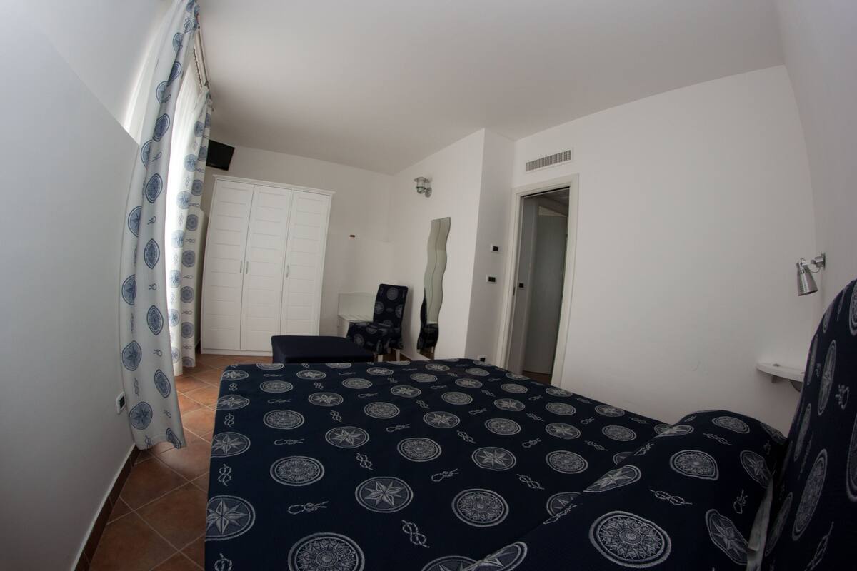 Minibar, coffres-forts dans les chambres, bureau, lits bébé