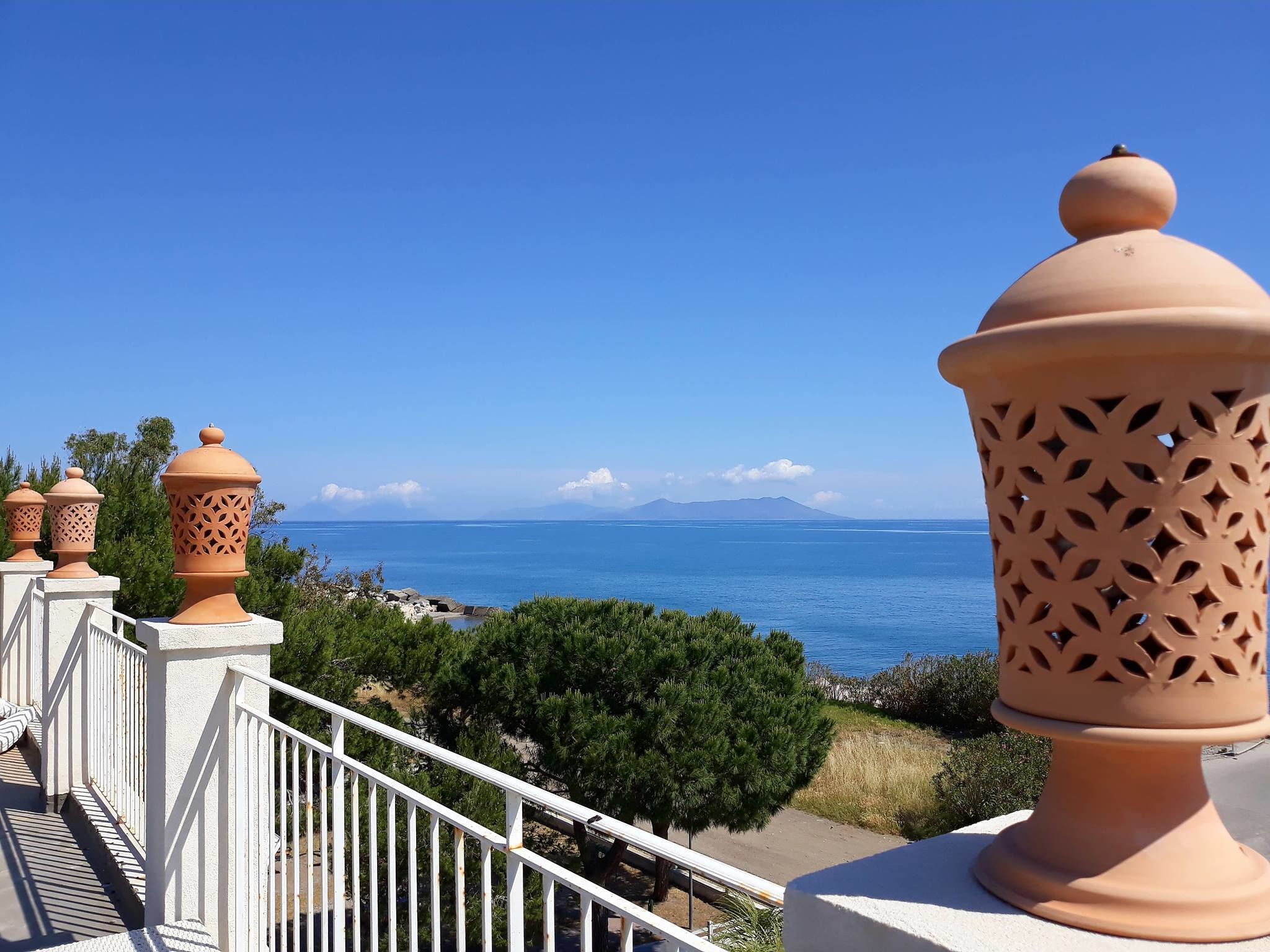 Privatstrand, Liegestühle, Sonnenschirme