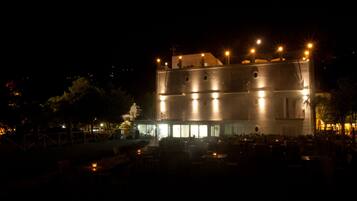 Fassade der Unterkunft – Abend/Nacht