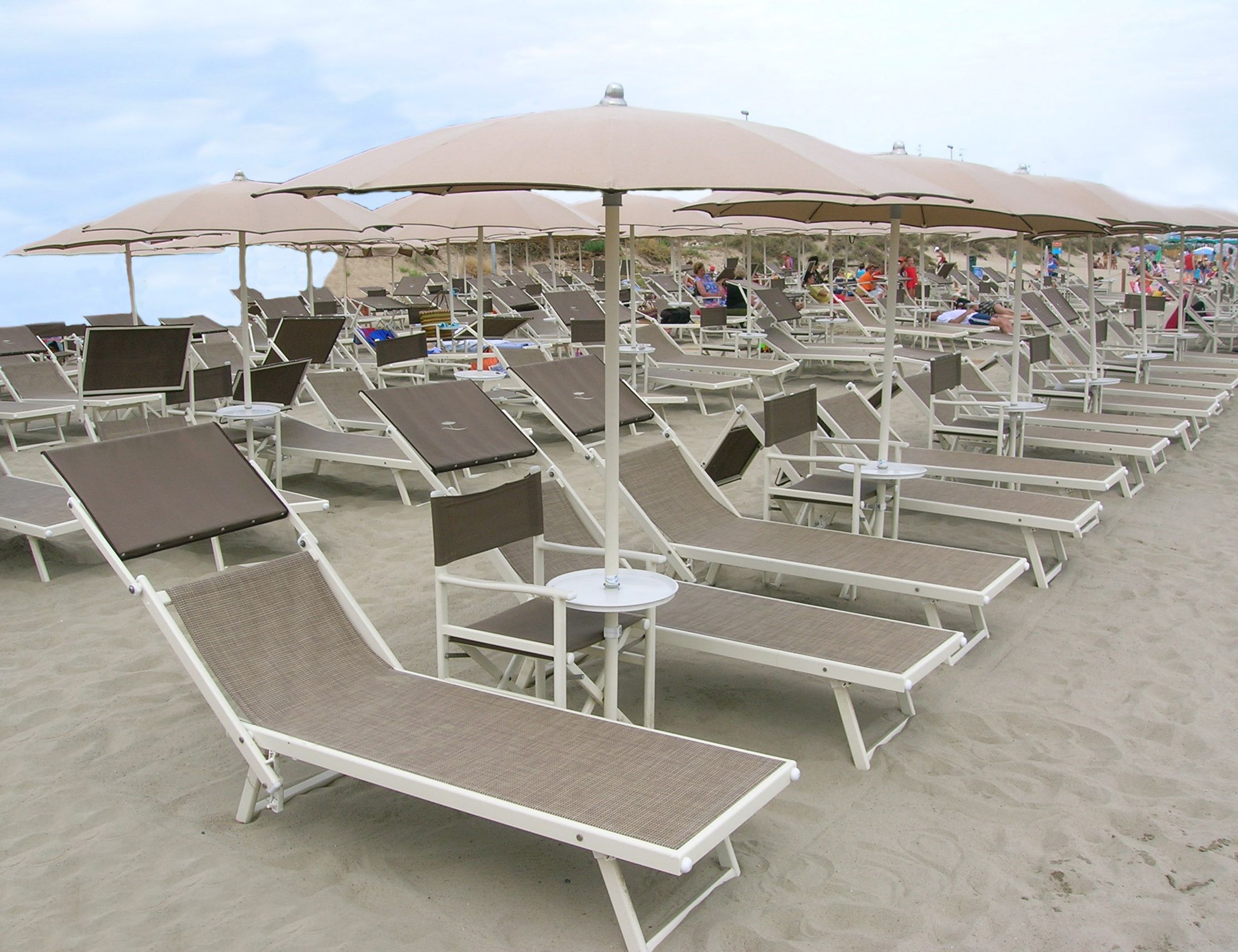Privatstrand, Liegestühle, Sonnenschirme