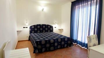 Minibar, Zimmersafe, Schreibtisch, Babybetten