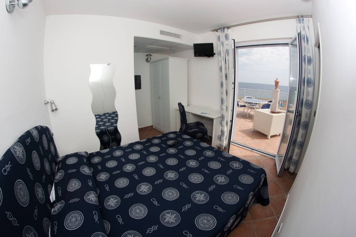 Minibar, coffres-forts dans les chambres, bureau, lits bébé