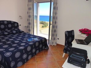 Minibar, safe på rommet, skrivebord og barnesenger