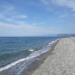 Praia particular, espreguiçadeiras, guarda-sóis