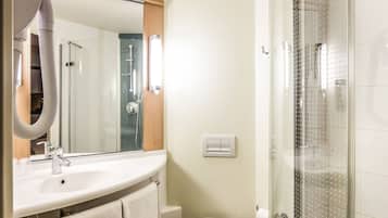 Regadera, amenidades de baño ecológicas, secadora de cabello, toallas