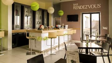 Daily buffet breakfast (DZD 1400 per person)