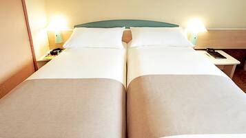 Chambre Standard, 2 lits une place | Literie de qualité supérieure, coffres-forts dans les chambres, bureau