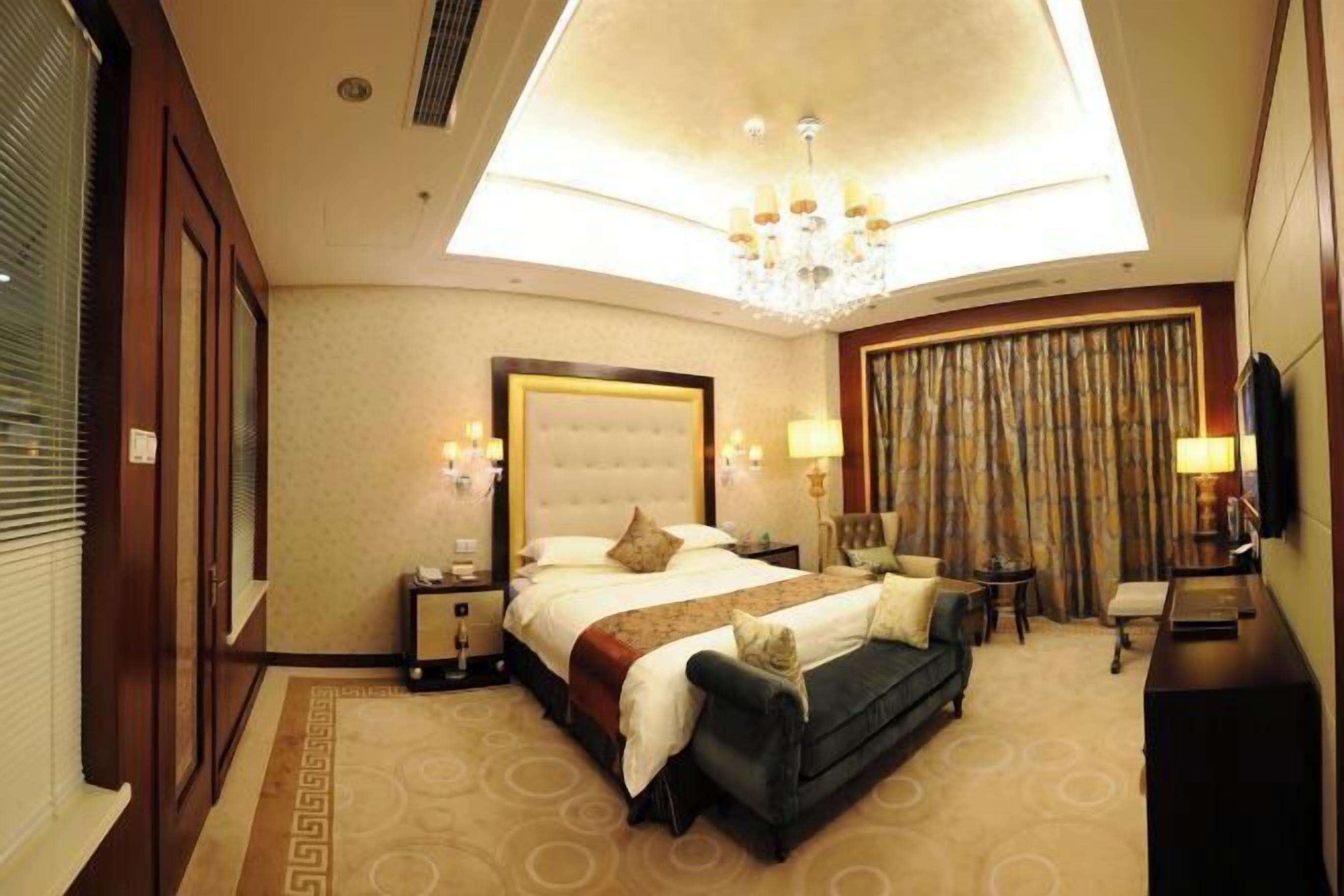 Minibar, in-room safe, alarm clocks