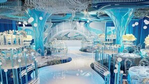 Un interior futurista con una escalera espiral central, superficies reflectantes y una decoración moderna y abstracta.
