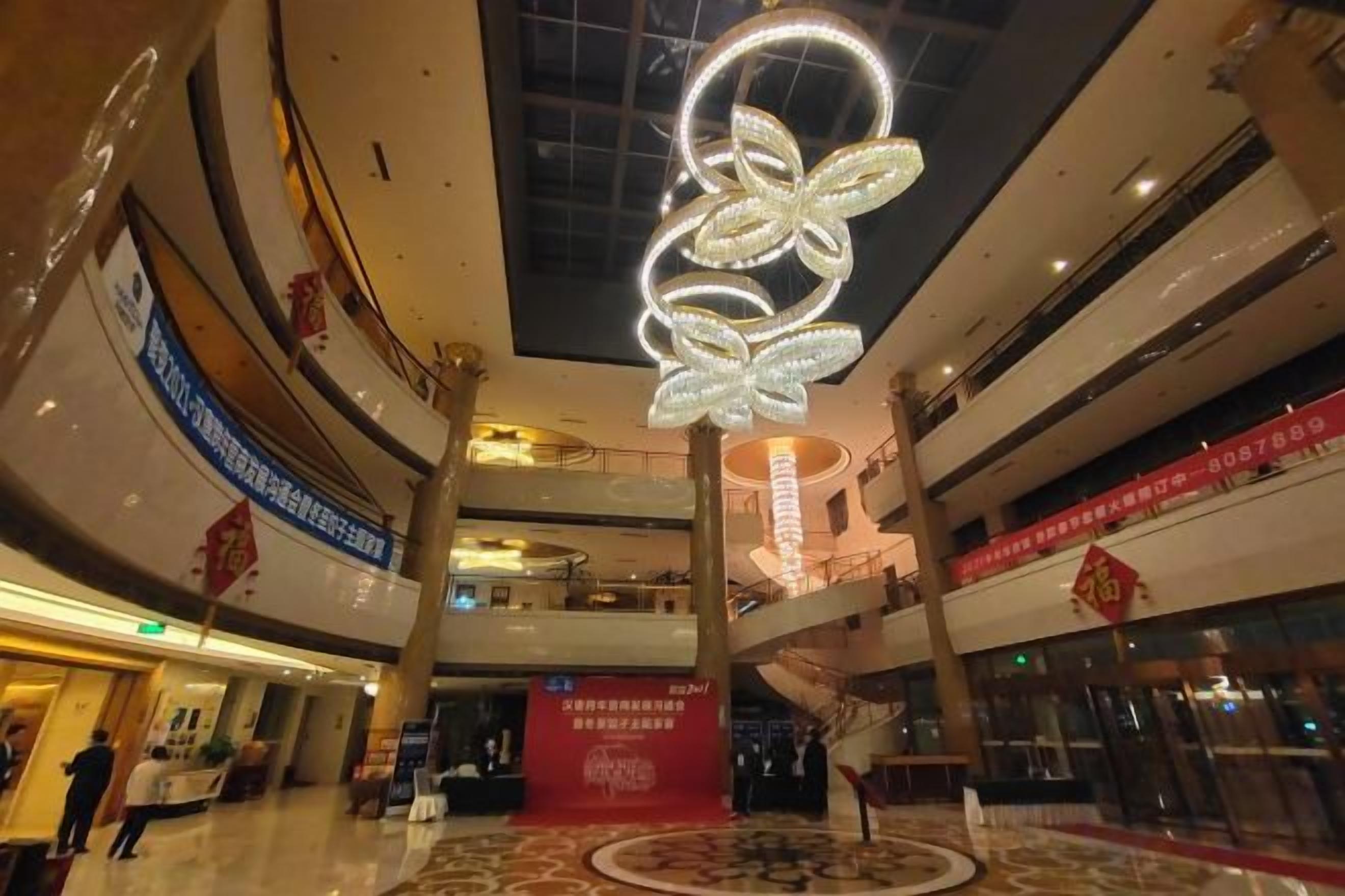 L’intérieur d’un centre commercial à plusieurs niveaux, agrémenté d’un luminaire décoratif particulièrement remarquable.