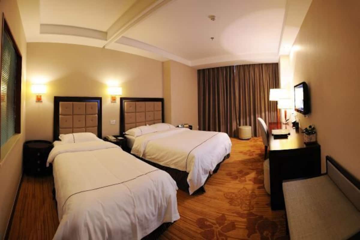 Minibar, in-room safe, alarm clocks