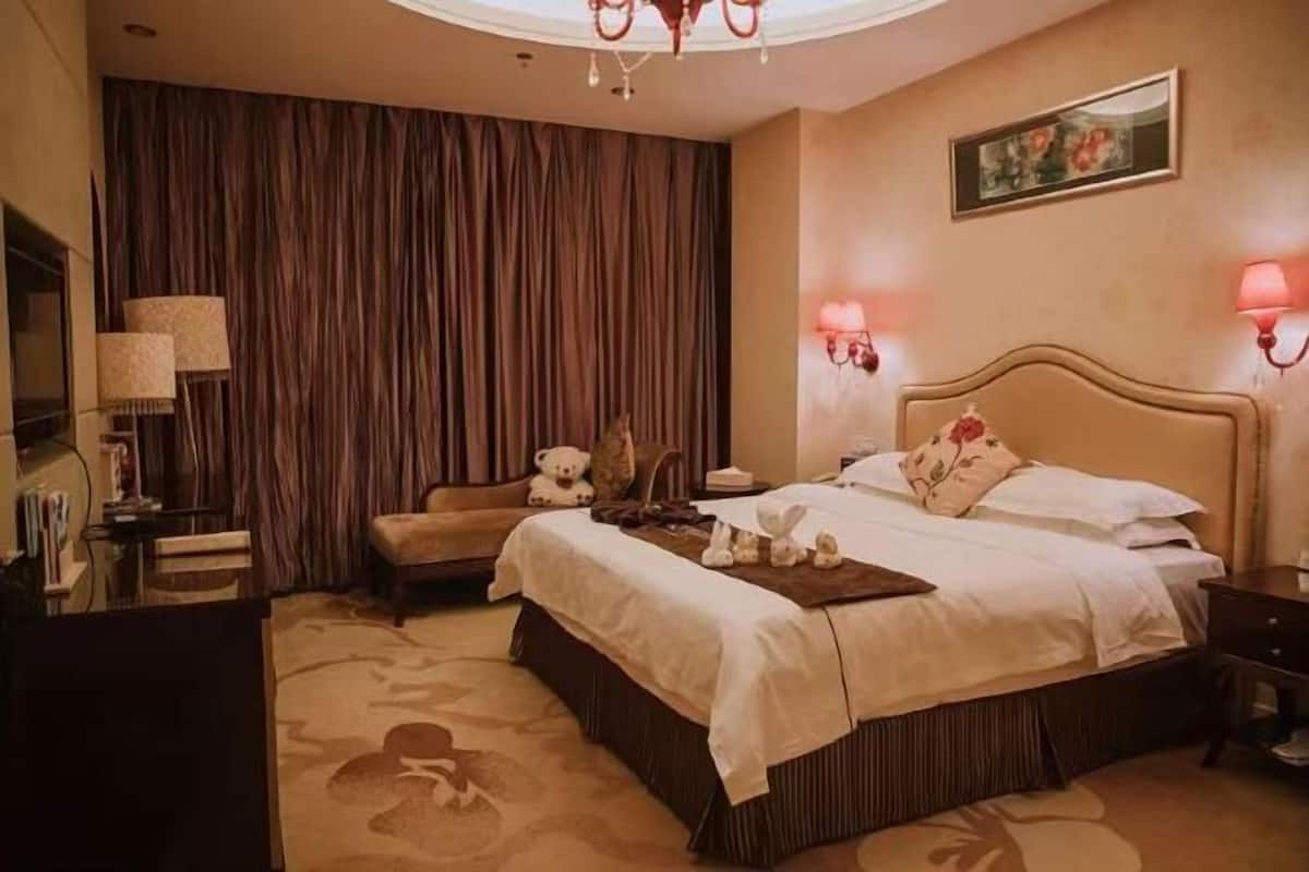 Minibar, in-room safe, alarm clocks