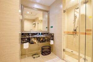 Een minibar, een kluis op de kamer, een wekker
