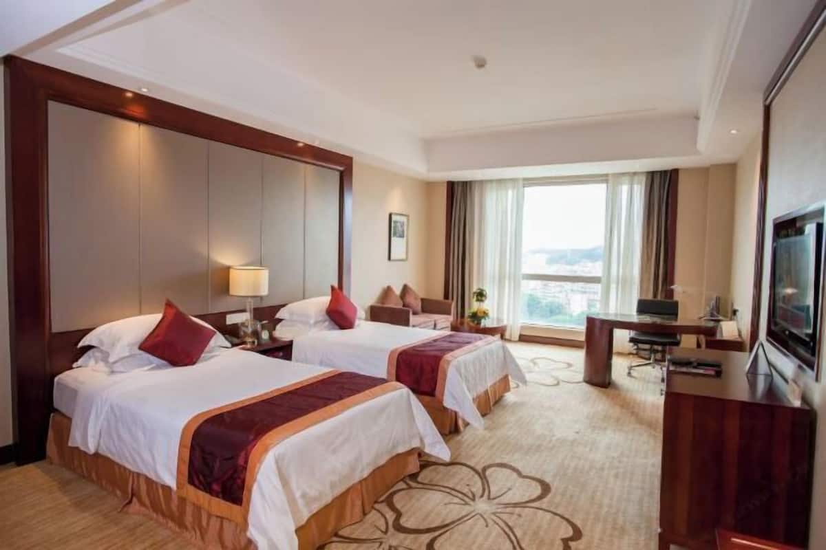 Minibar, in-room safe, desk, free WiFi