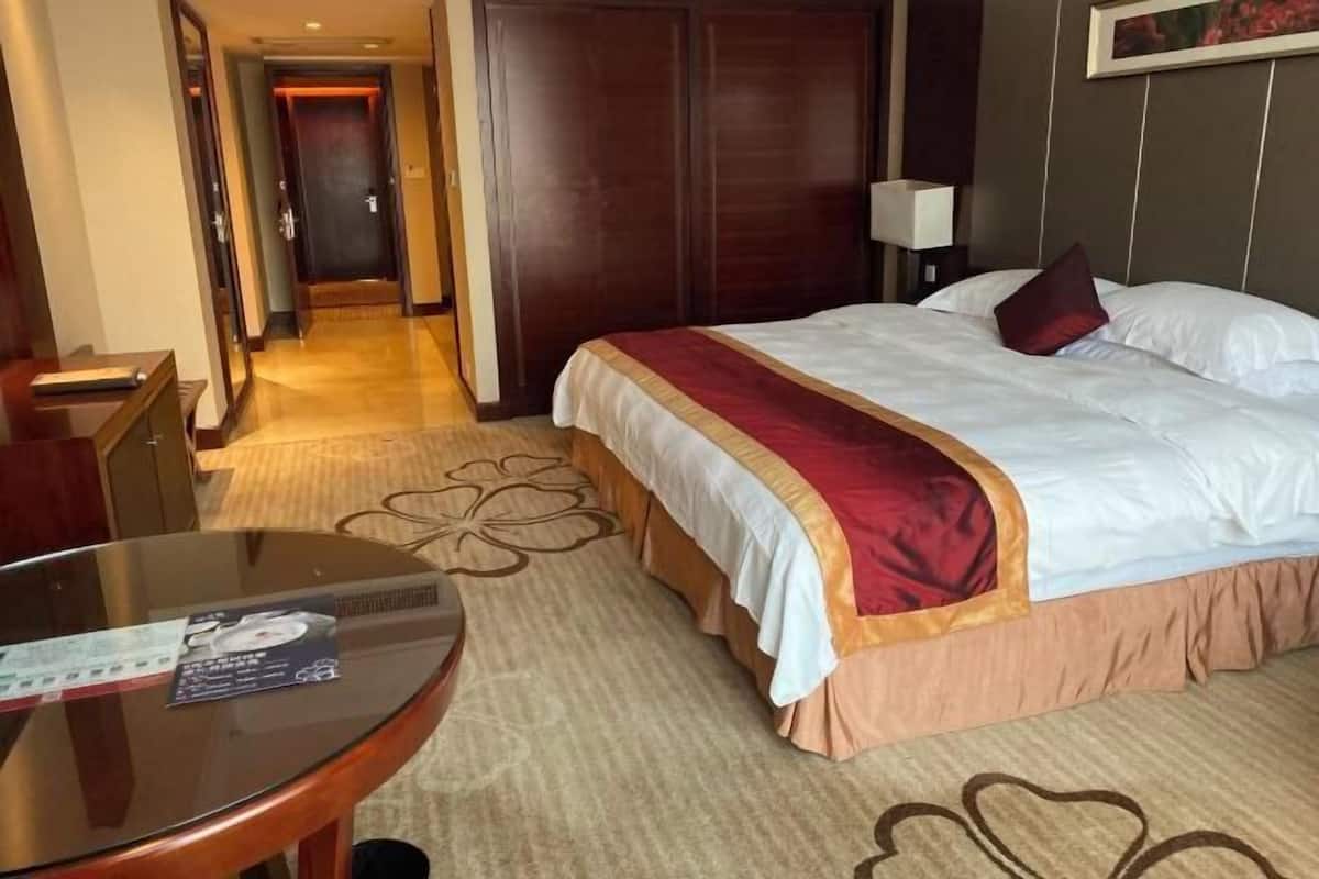 Minibar, in-room safe, desk, free WiFi