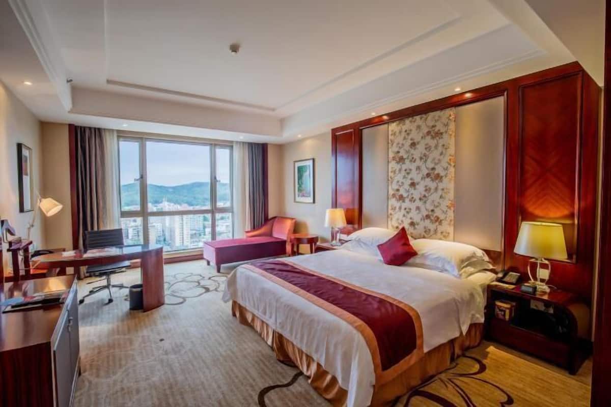 Minibar, in-room safe, desk, free WiFi