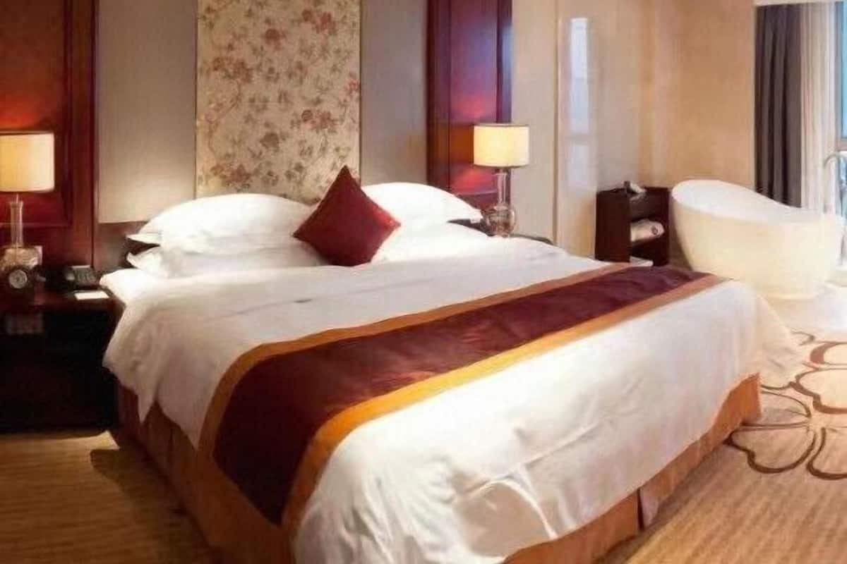 Minibar, in-room safe, desk, free WiFi
