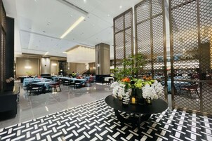 Daily buffet breakfast (CNY 88 per person)