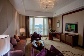 42-inch TV with satellite channels, pay films - Ramada Plaza Shaoguan City Centre (Shaoguan)