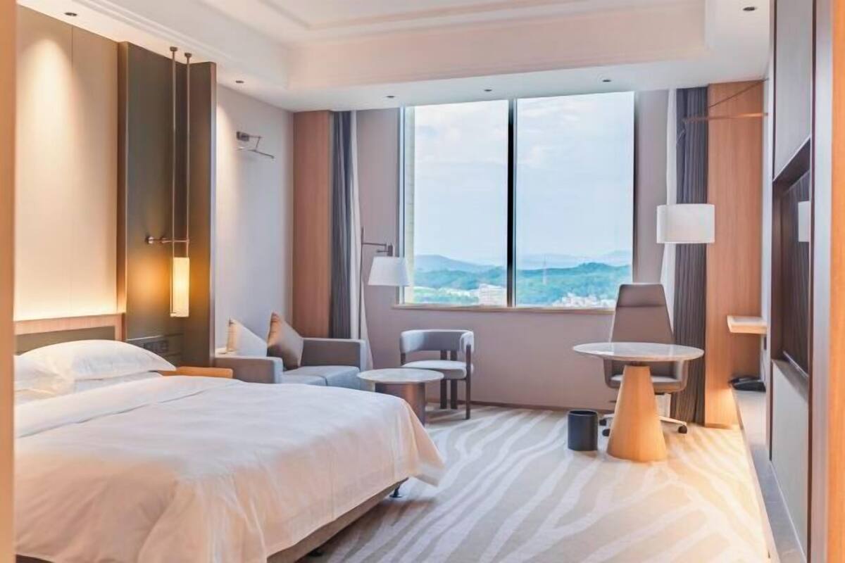 Minibar, in-room safe, desk, free WiFi