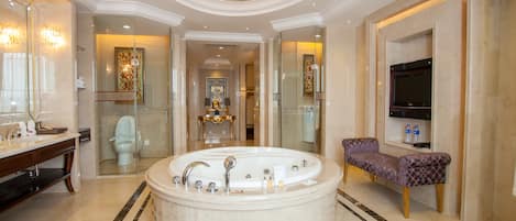Deep-soaking bathtub