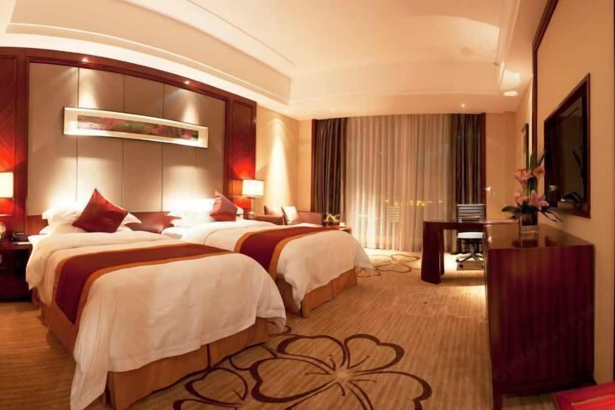 Minibar, in-room safe, desk, free WiFi