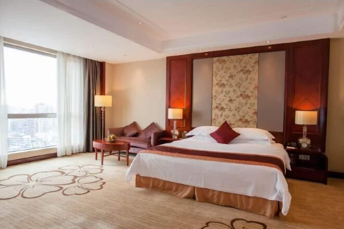 Minibar, in-room safe, desk, free WiFi
