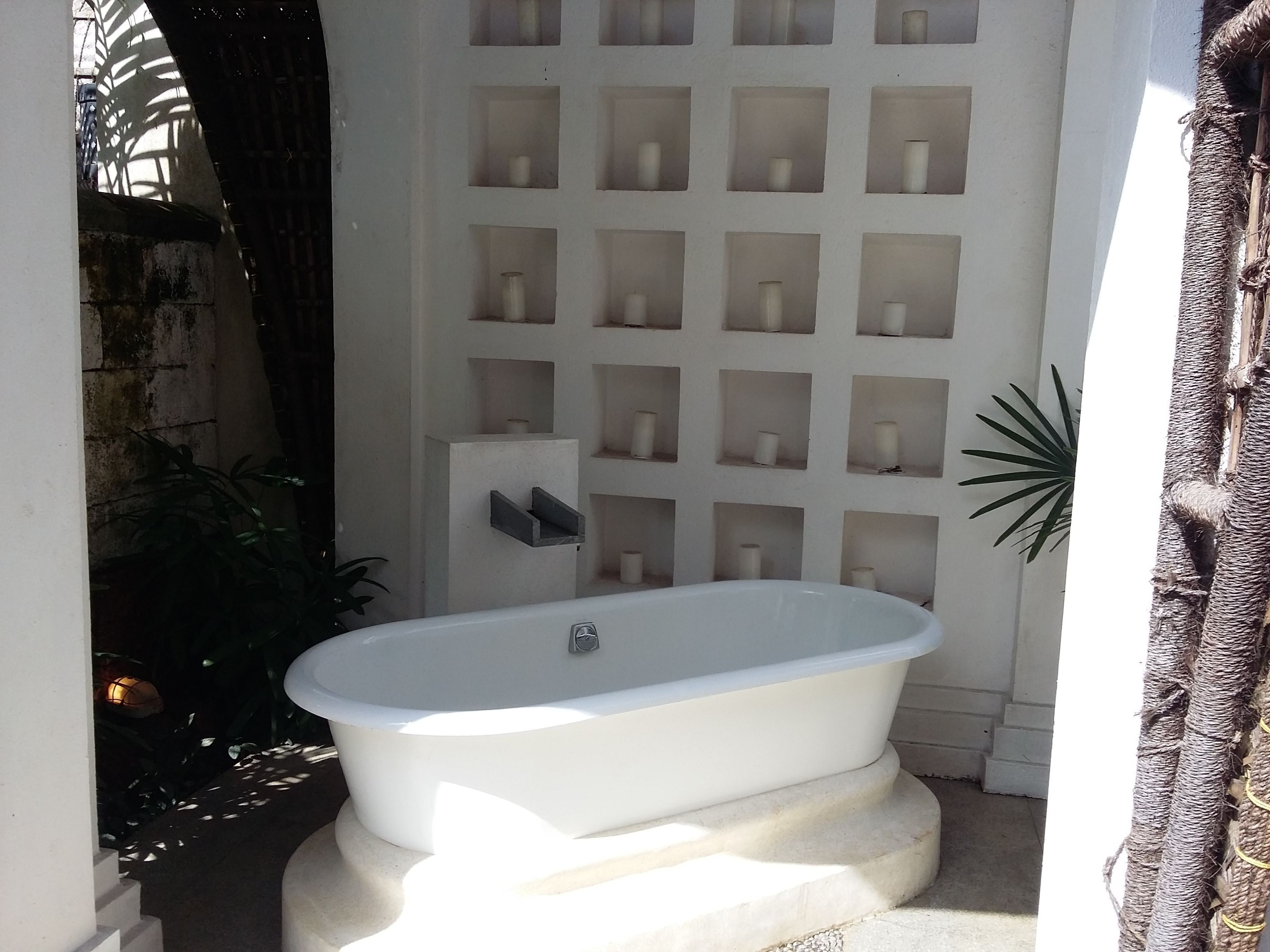 deep-soaking bathtub