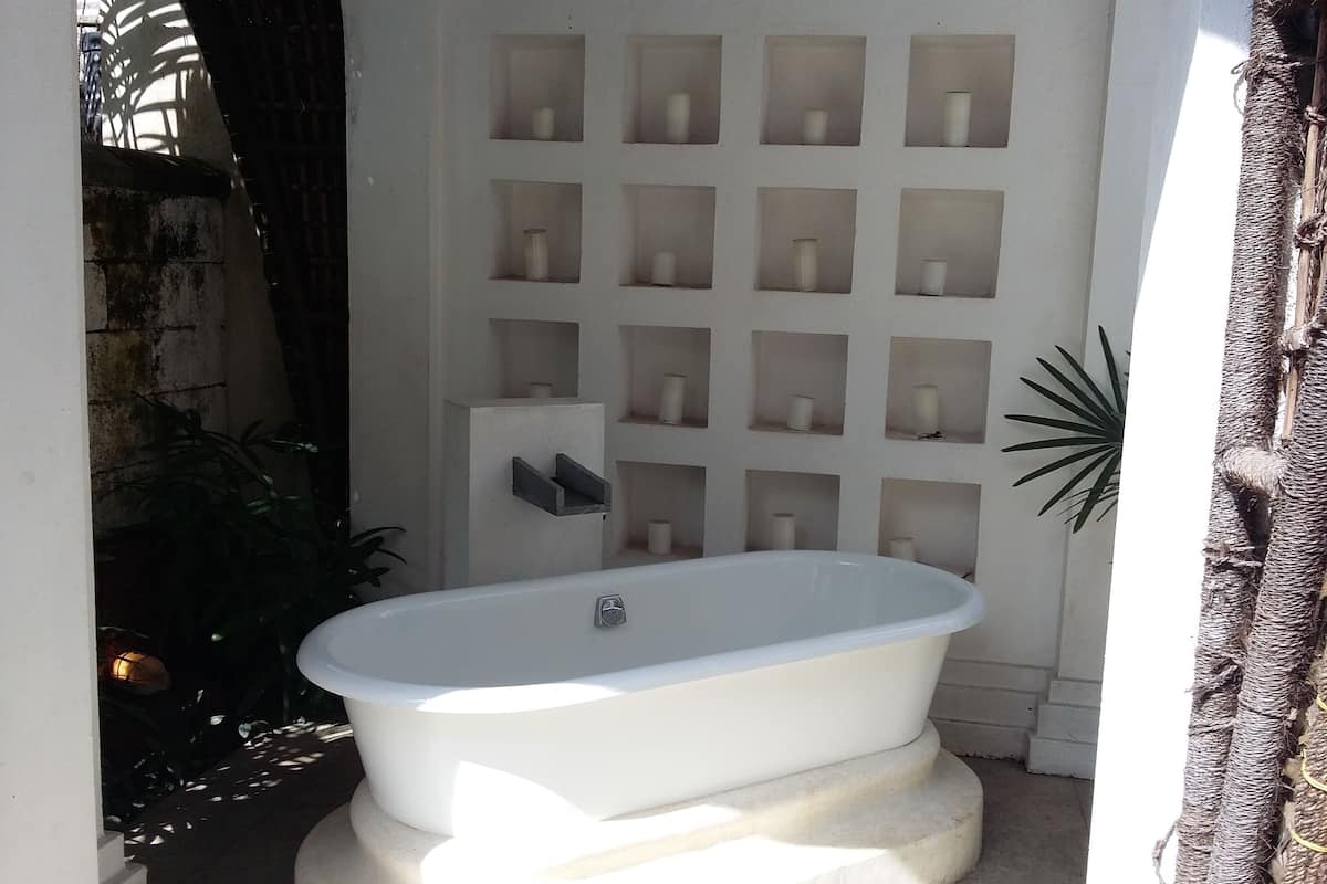 deep-soaking bathtub