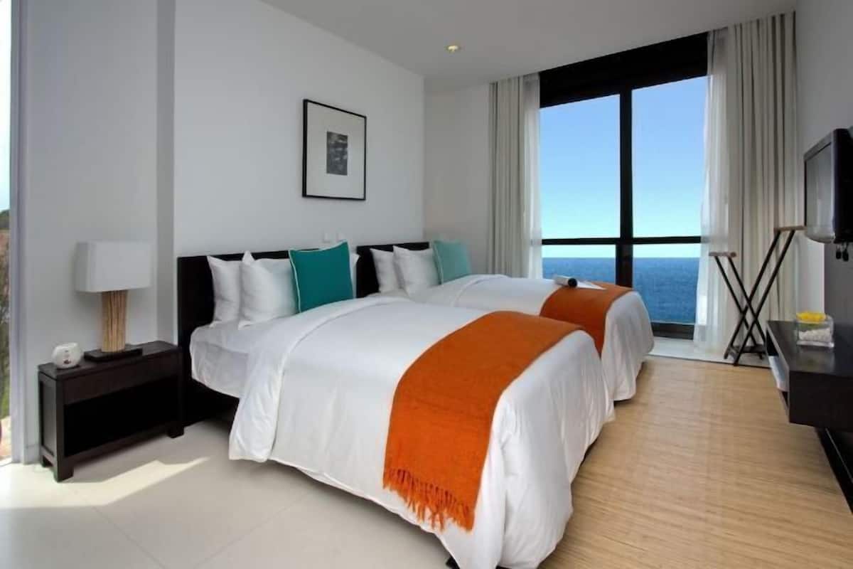 2 bedrooms, premium bedding, down comforters, pillowtop beds