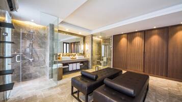 Villa | Baño | Amenidades de baño gratuitas, secadora de cabello, batas, pantuflas
