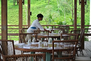 Hi ha 2 restaurants amb plats de cuina internacional