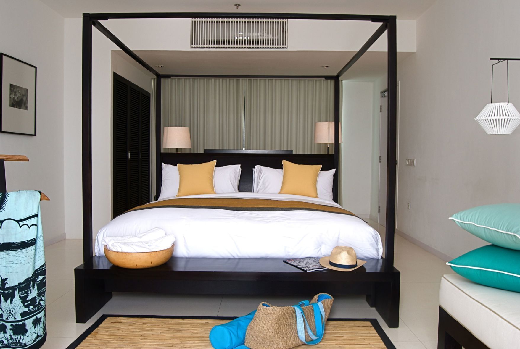 Bộ đồ giường cao cấp, chăn bông, nệm có lớp đệm bông, minibar 