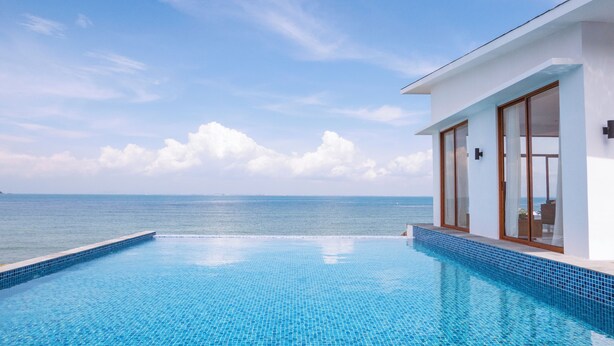 Uma piscina infinita moderna com vista desobstruída para o oceano.