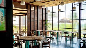 2 restaurants; breakfast, lunch, and dinner served