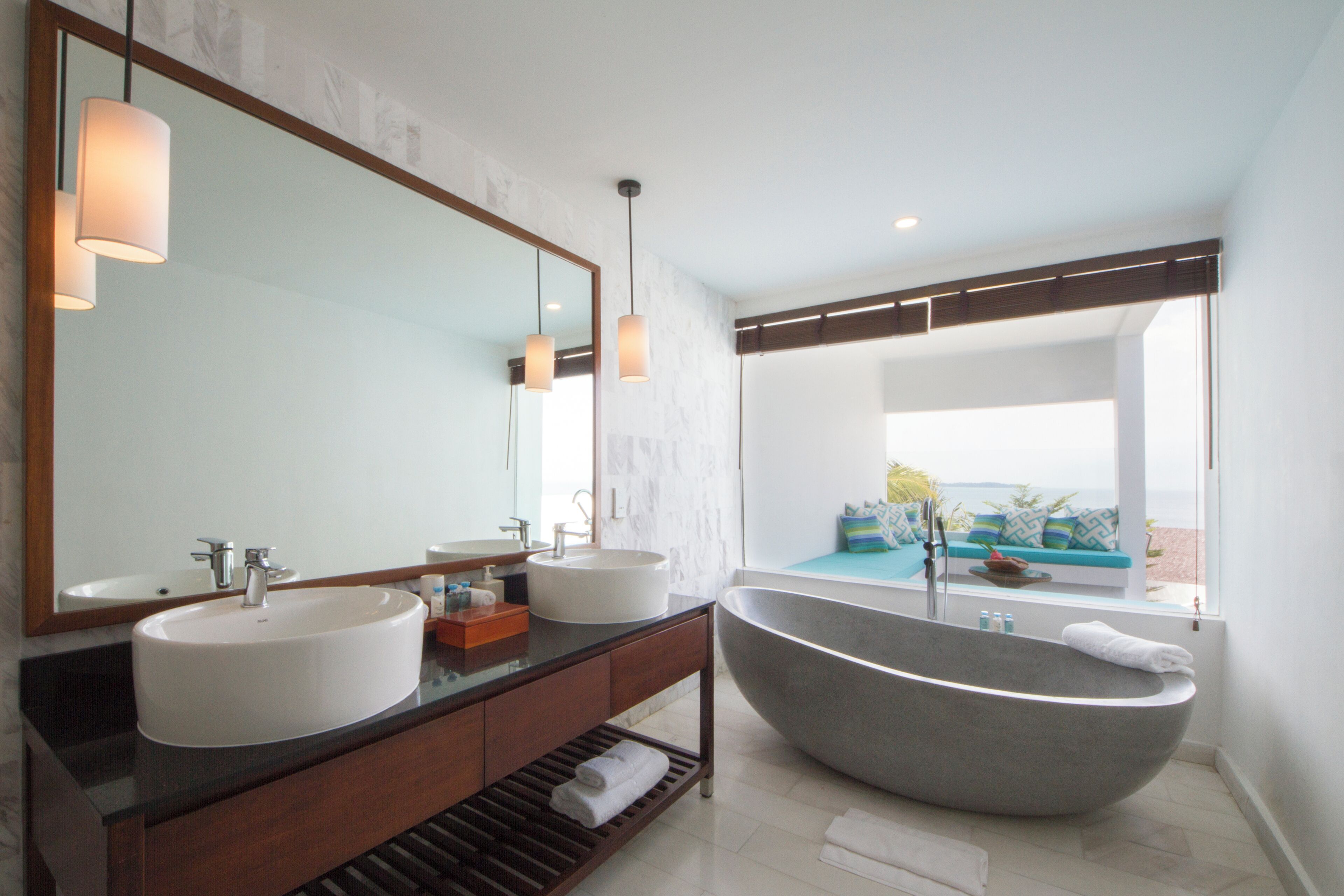 deluxe villa, 1 bedroom, sea view (free daily minibar) | bathroom | free toiletries, hair dryer, bathrobes, slippers