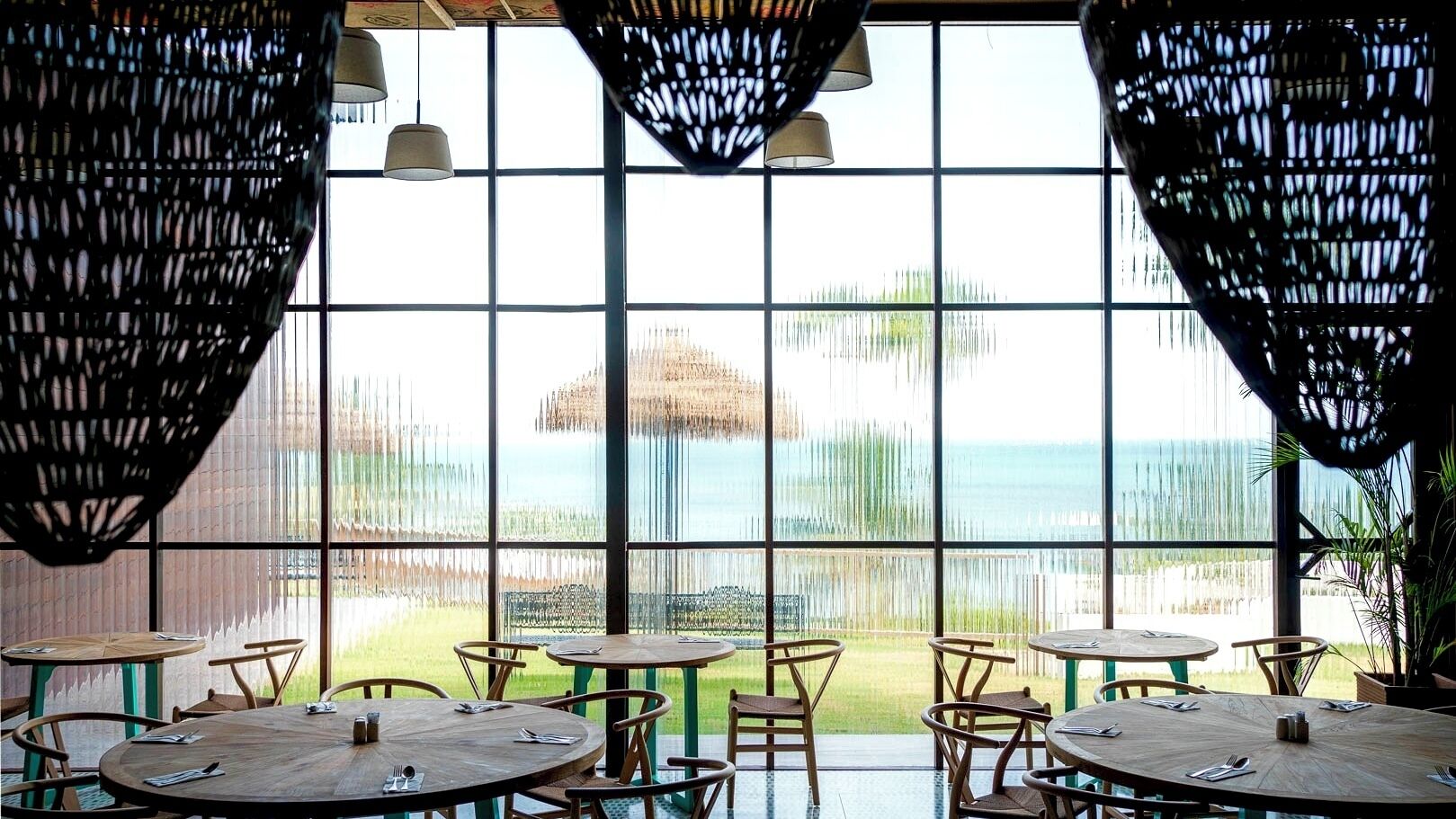 2 restaurants, breakfast, lunch, dinner served; international cuisine